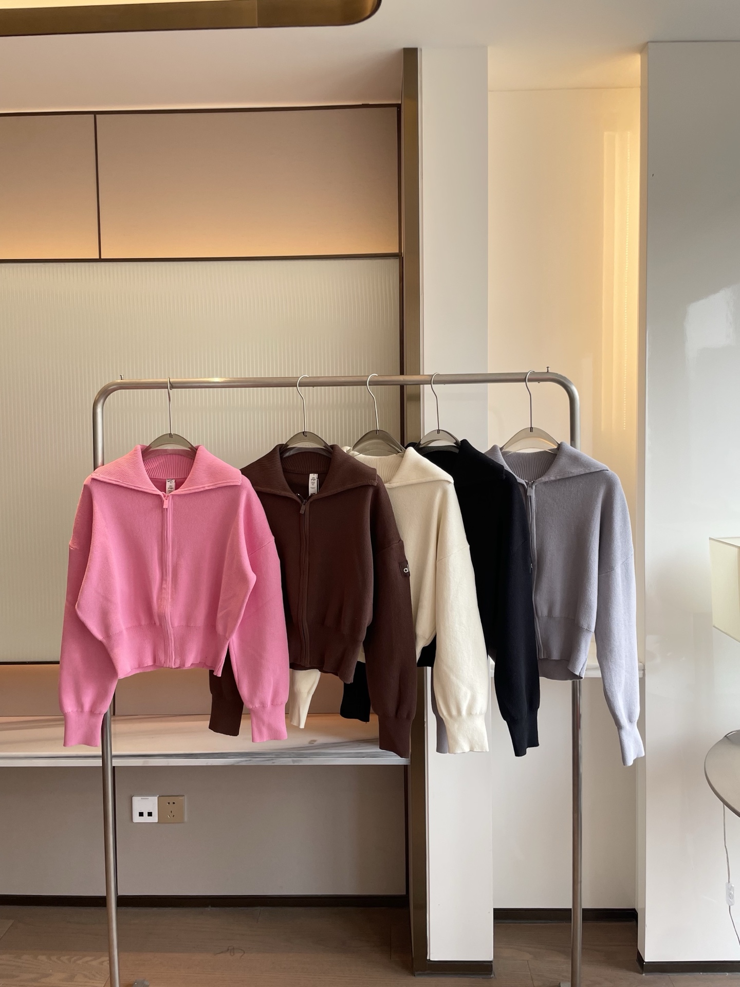 Alo long sleeve lounge cream yoga