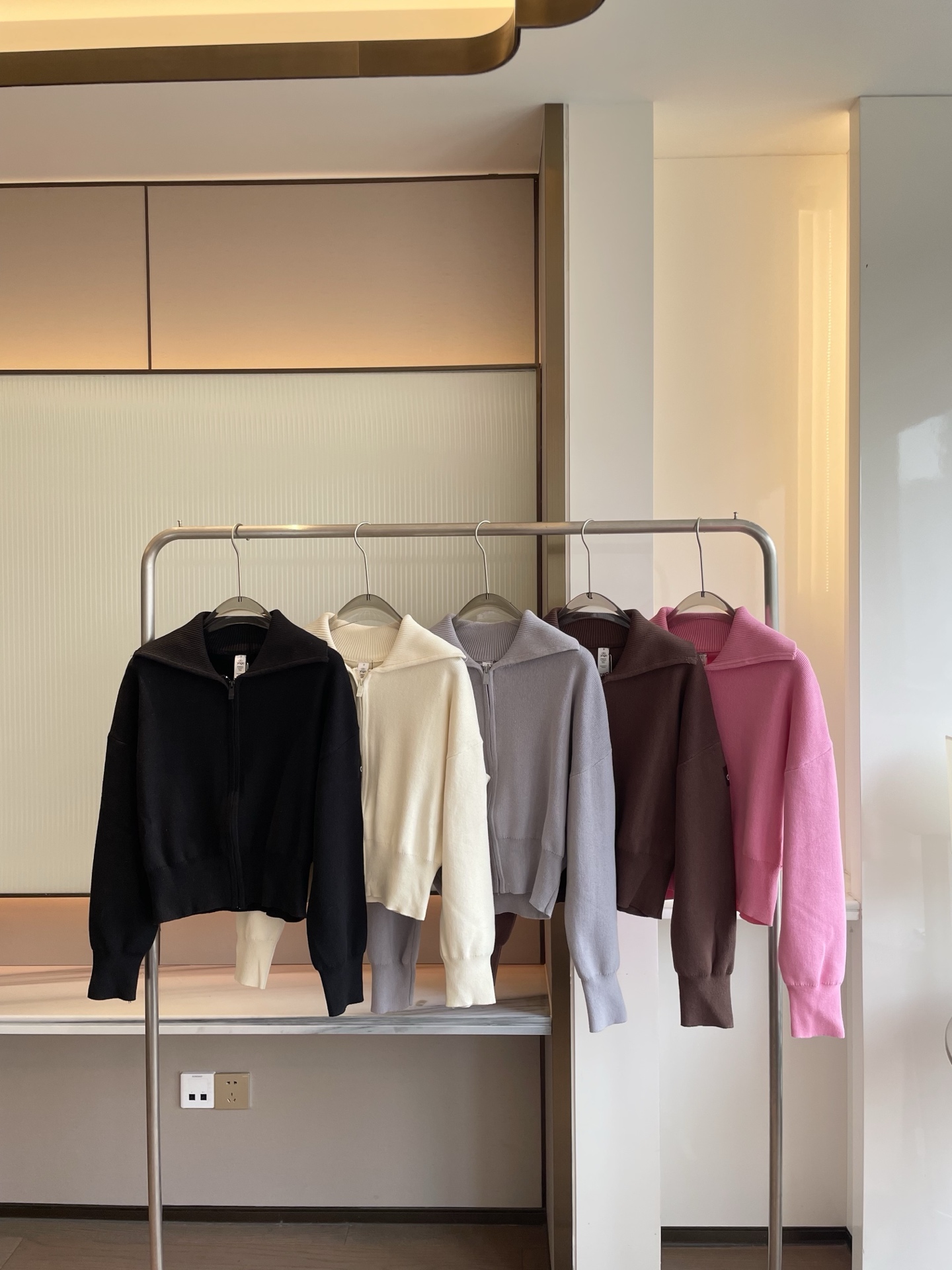 Alo long sleeve lounge cream yoga