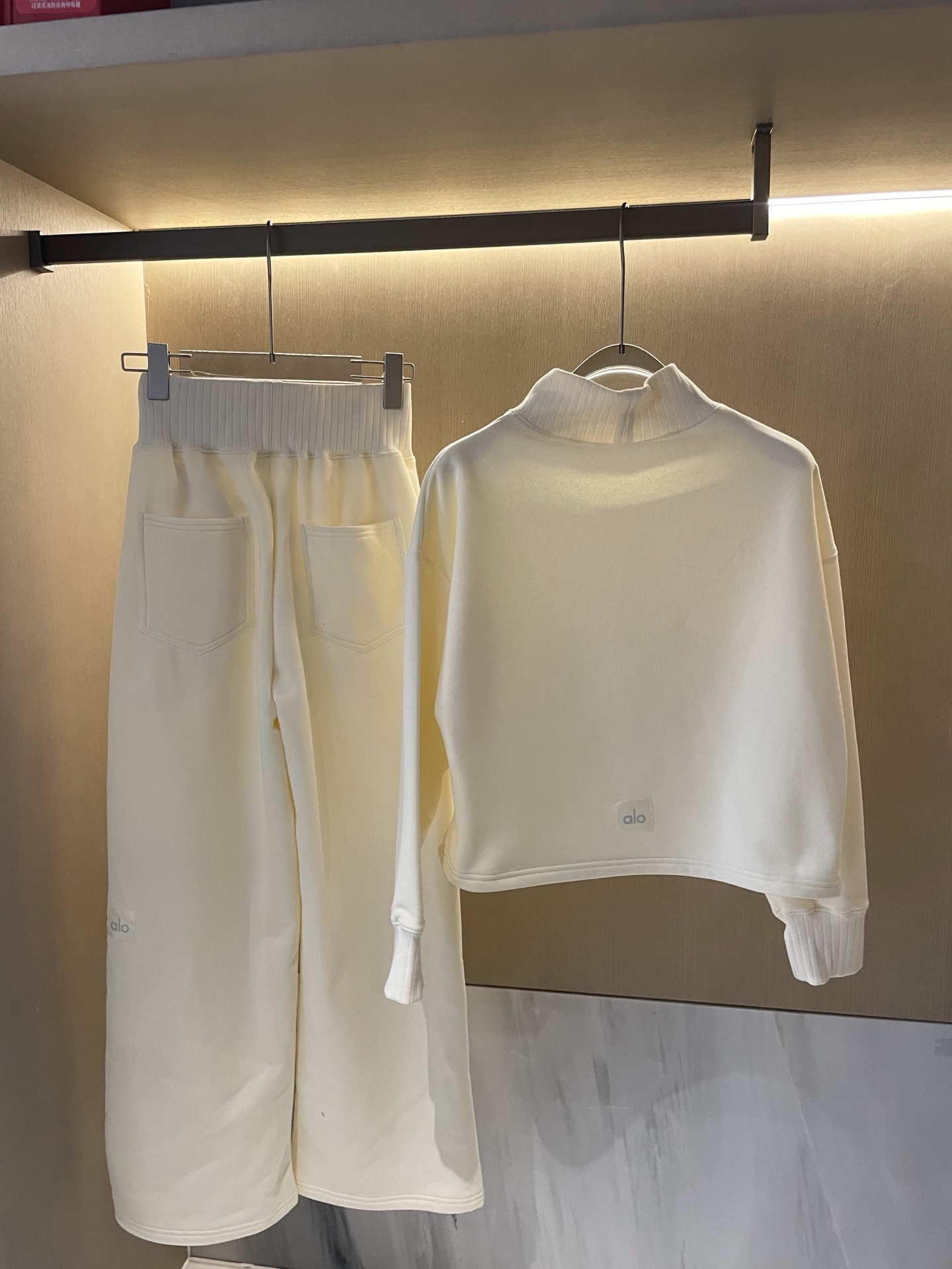 Alo Long sleeve ALO yoga