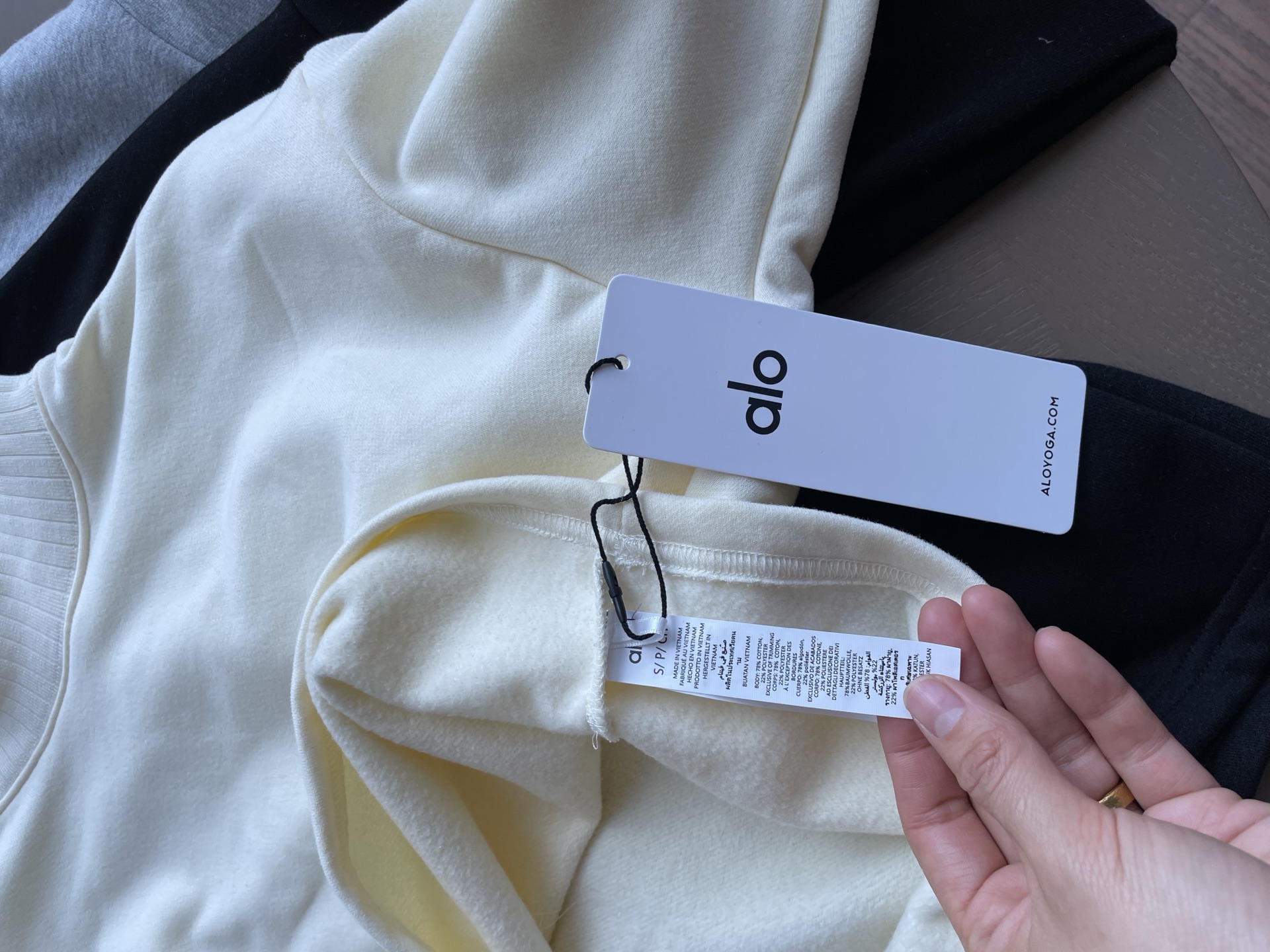 Alo Long sleeve Details real shot 1 yoga