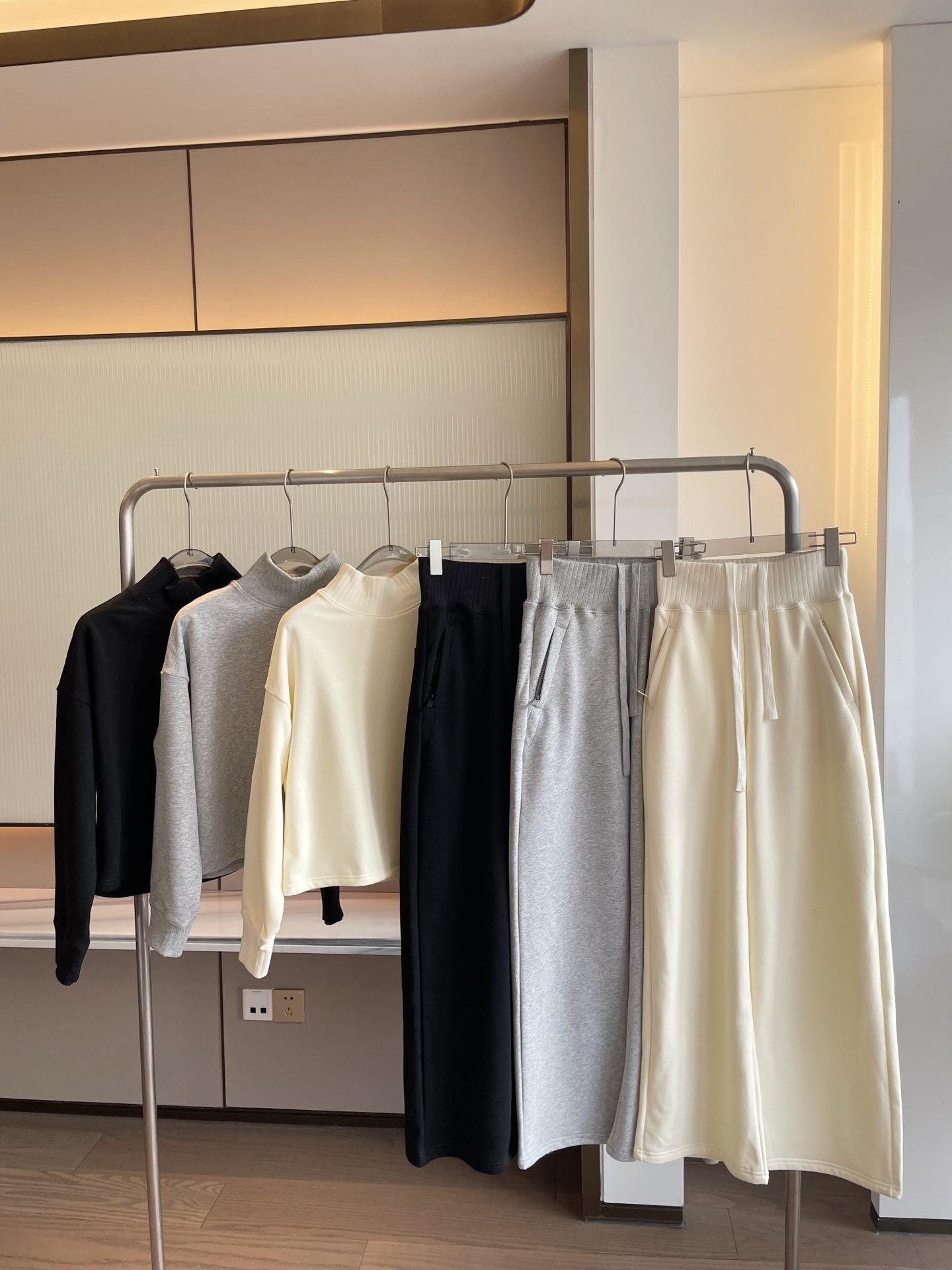 Alo long sleeve lounge cream yoga