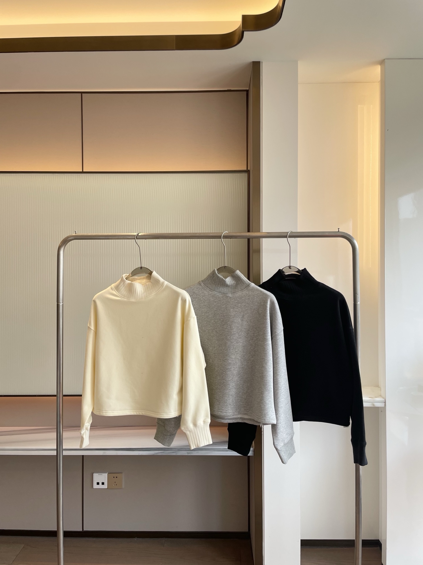 Alo long sleeve lounge cream yoga