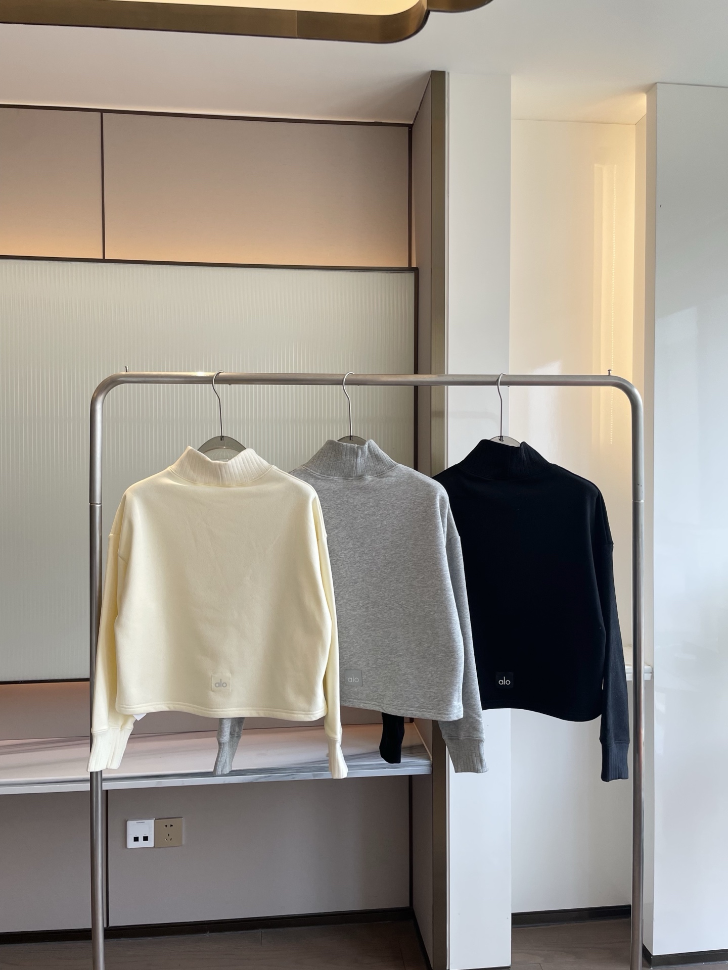 Alo long sleeve lounge cream yoga