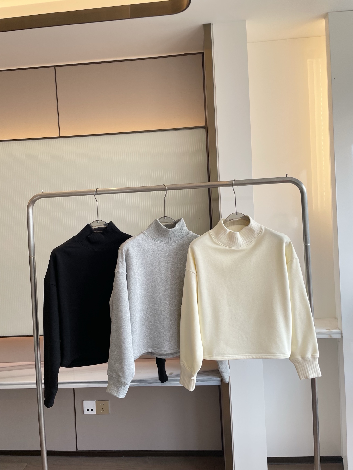 Alo long sleeve lounge cream yoga