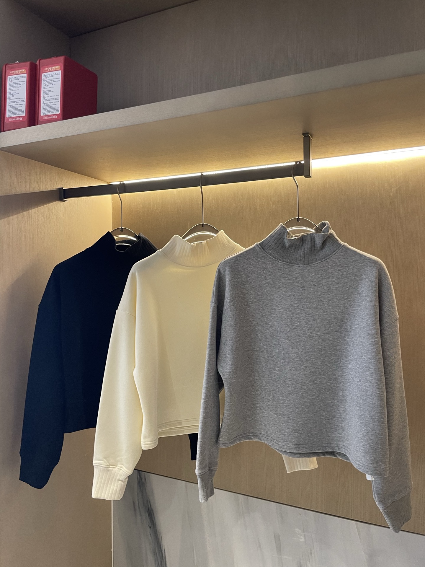 Alo long sleeve lounge cream yoga
