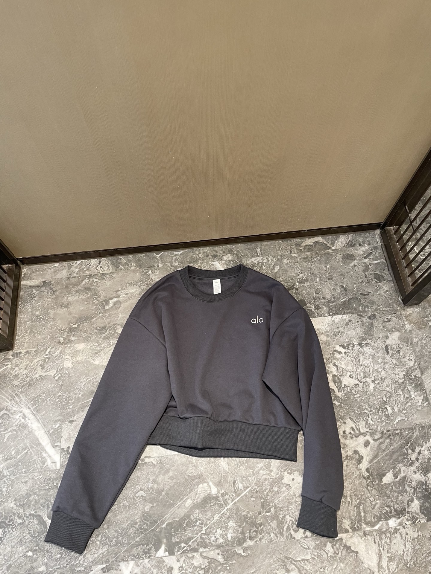 Alo long sleeve lounge black yoga