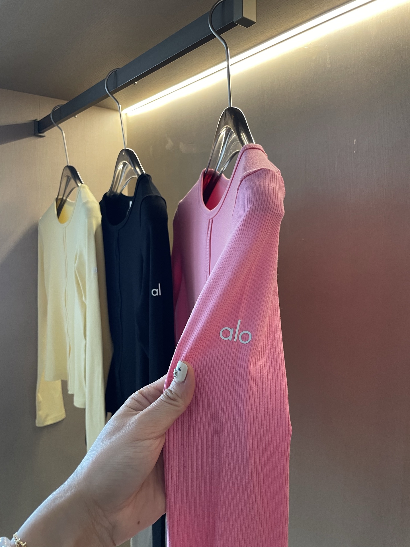 Alo long sleeve everyday black and pale yellow yoga