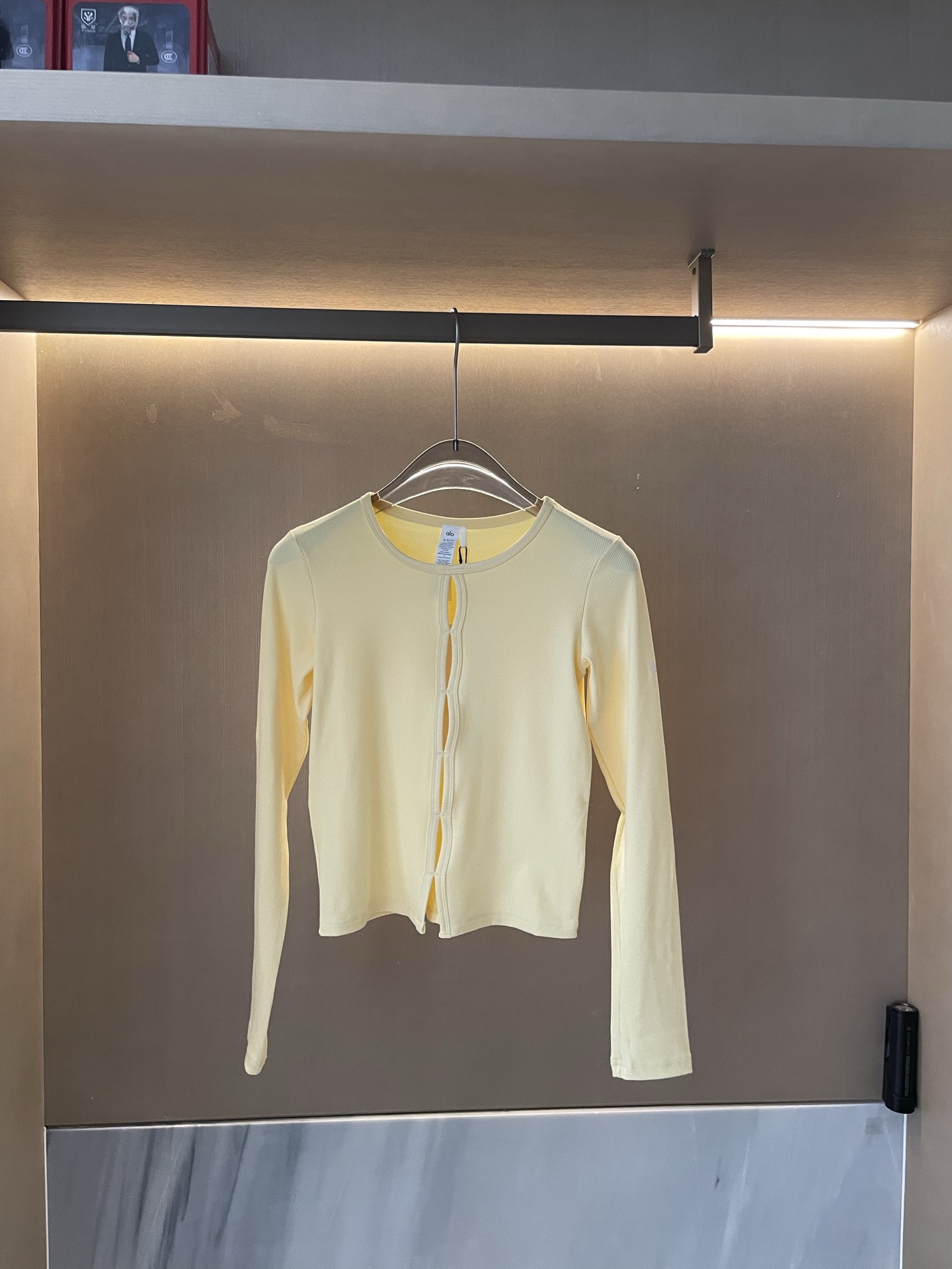 Alo long sleeve everyday black and pale yellow yoga
