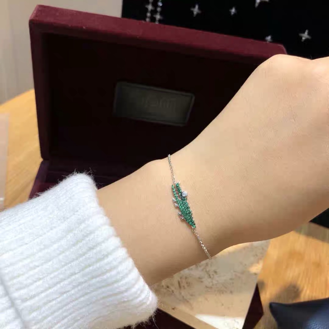 【情人节礼物】💰90 APM Monaco JANVIER 系列 银镶薄荷绿晶钻小鳄鱼造型项链 好玩灵动而不失气场 可调节链条 以鳄鱼为系列主角 特别适合混搭叠戴,易于日常休闲配搭!