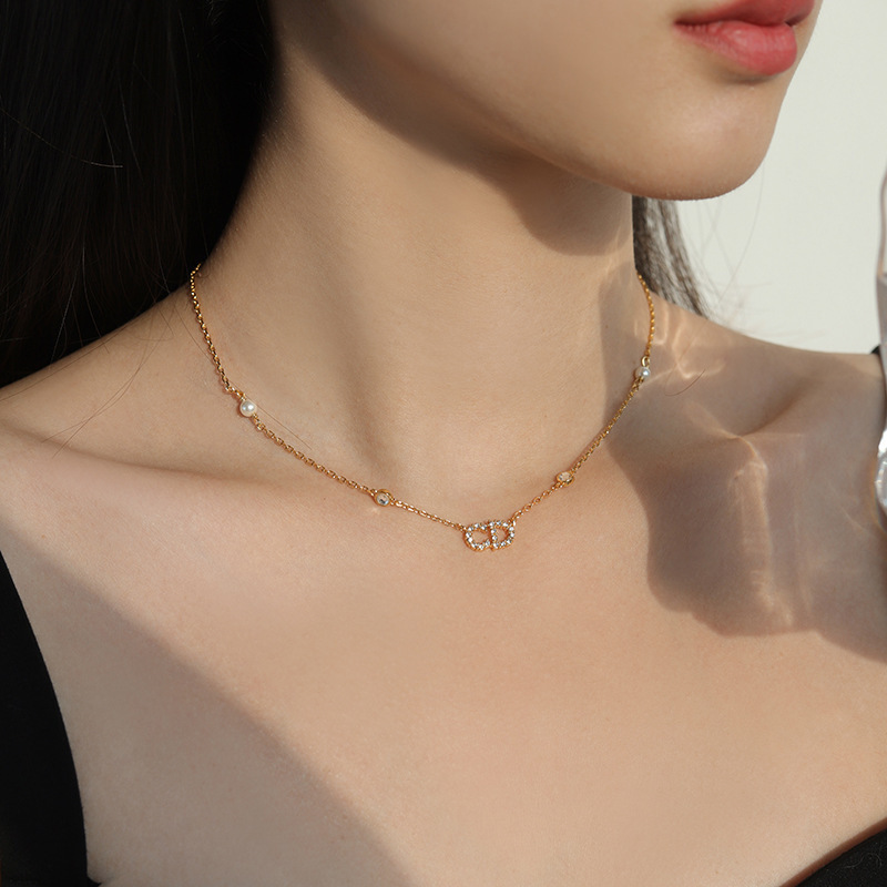 【礼物备货】💰100
Dior/迪奥24新款  珍珠项链  复古轻奢女项链小众设计感经典时尚。