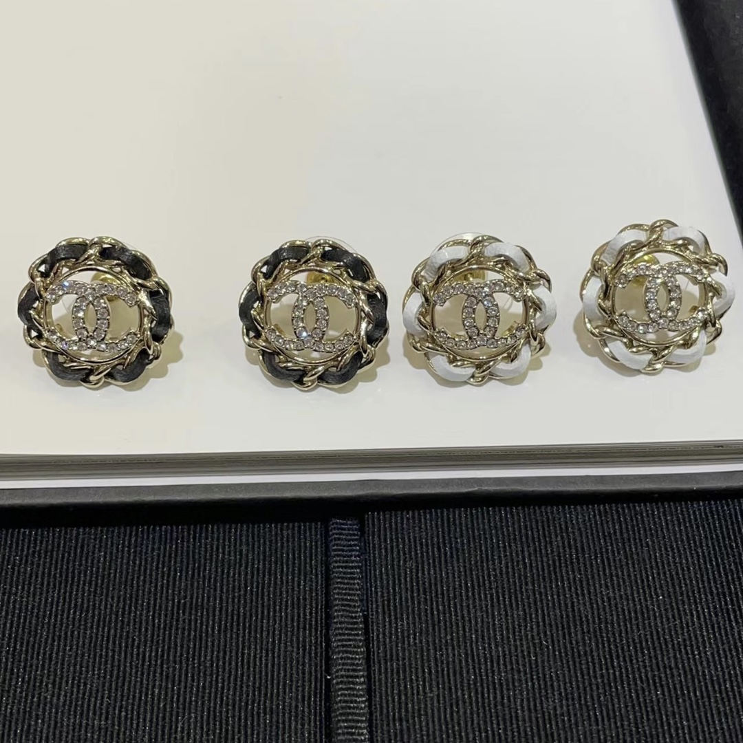 【新年礼物】 香奈儿X015、X016小羊皮耳钉黑皮 白皮 2⃣️色