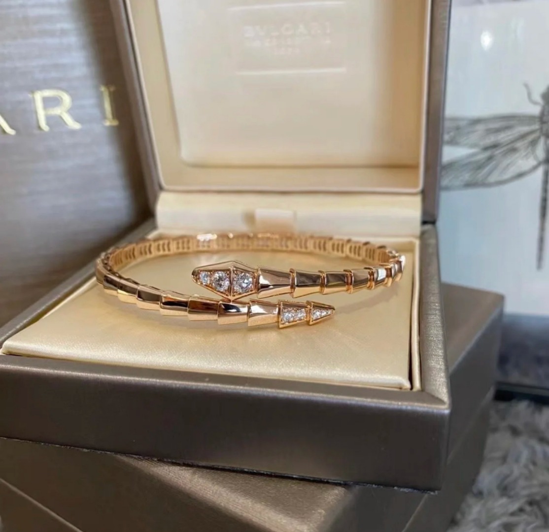 【蛇年新品】💰120  
宝格丽 首尾带钻蛇骨手镯蛇镯太美，打破常规的饰品
不规则的骨节设计，是野性与时尚的碰撞，戴上它，成为人群中不羁的焦点。