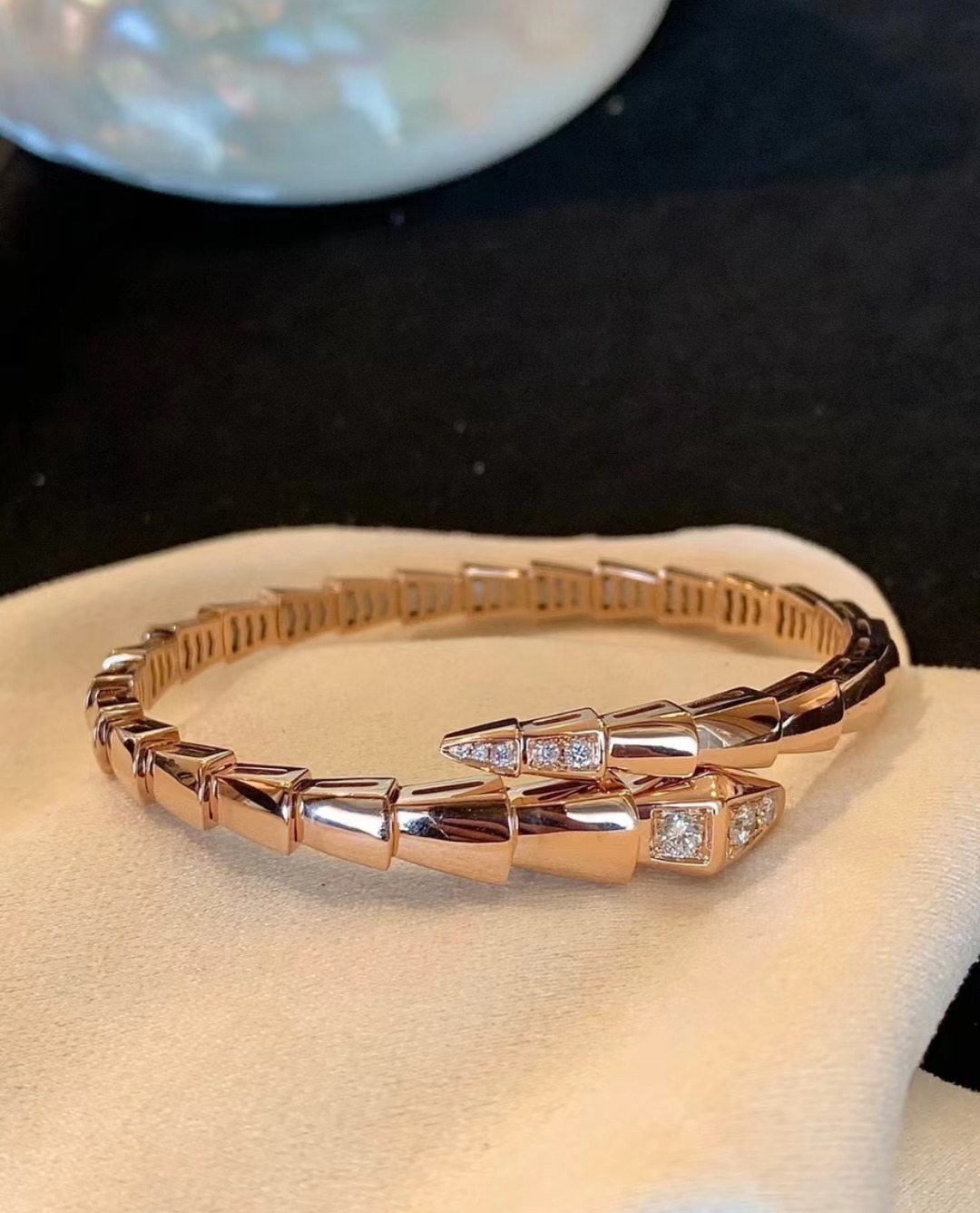 【蛇年新品】💰120  
宝格丽 首尾带钻蛇骨手镯蛇镯太美，打破常规的饰品
不规则的骨节设计，是野性与时尚的碰撞，戴上它，成为人群中不羁的焦点。