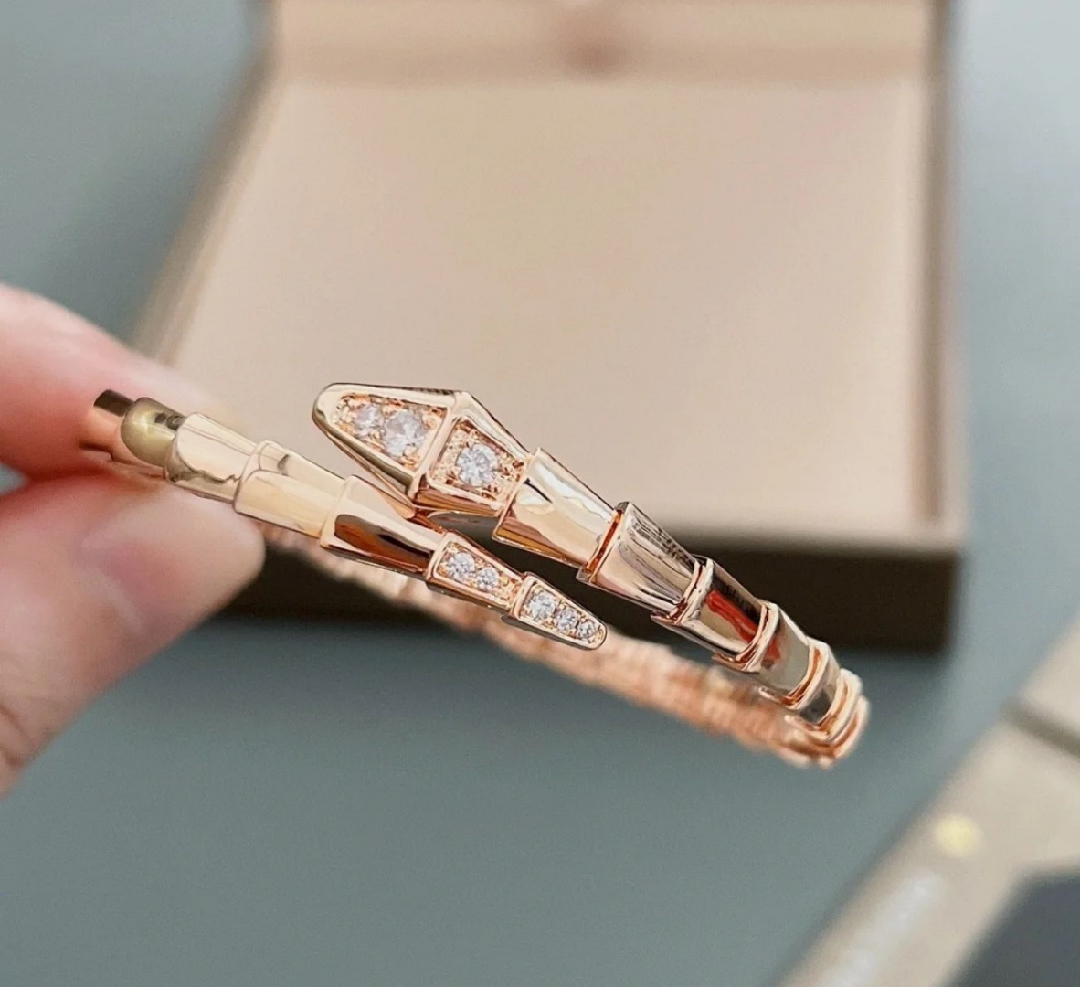 【蛇年新品】💰120  
宝格丽 首尾带钻蛇骨手镯蛇镯太美，打破常规的饰品
不规则的骨节设计，是野性与时尚的碰撞，戴上它，成为人群中不羁的焦点。