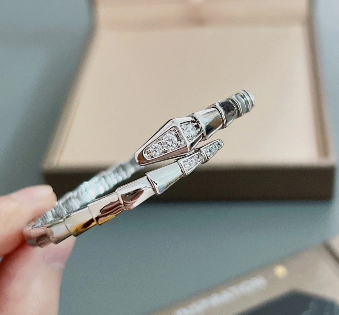 【蛇年新品】💰120 宝格丽 首尾带钻蛇骨手镯蛇镯太美，打破常规的饰品 不规则的骨节设计，是野性与时尚的碰撞，戴上它，成为人群中不羁的焦点。