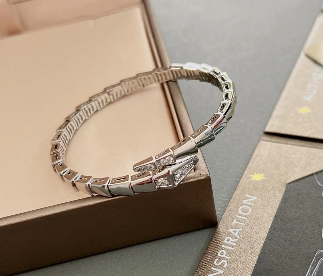 【蛇年新品】💰120 宝格丽 首尾带钻蛇骨手镯蛇镯太美，打破常规的饰品 不规则的骨节设计，是野性与时尚的碰撞，戴上它，成为人群中不羁的焦点。