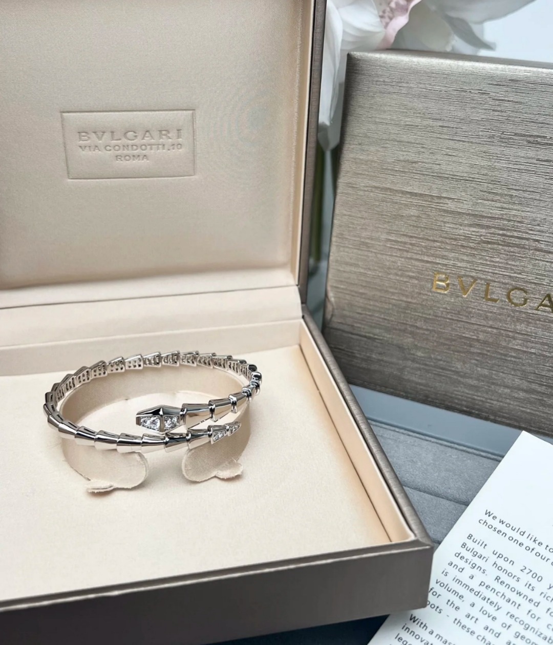 【蛇年新品】💰120 宝格丽 首尾带钻蛇骨手镯蛇镯太美，打破常规的饰品 不规则的骨节设计，是野性与时尚的碰撞，戴上它，成为人群中不羁的焦点。