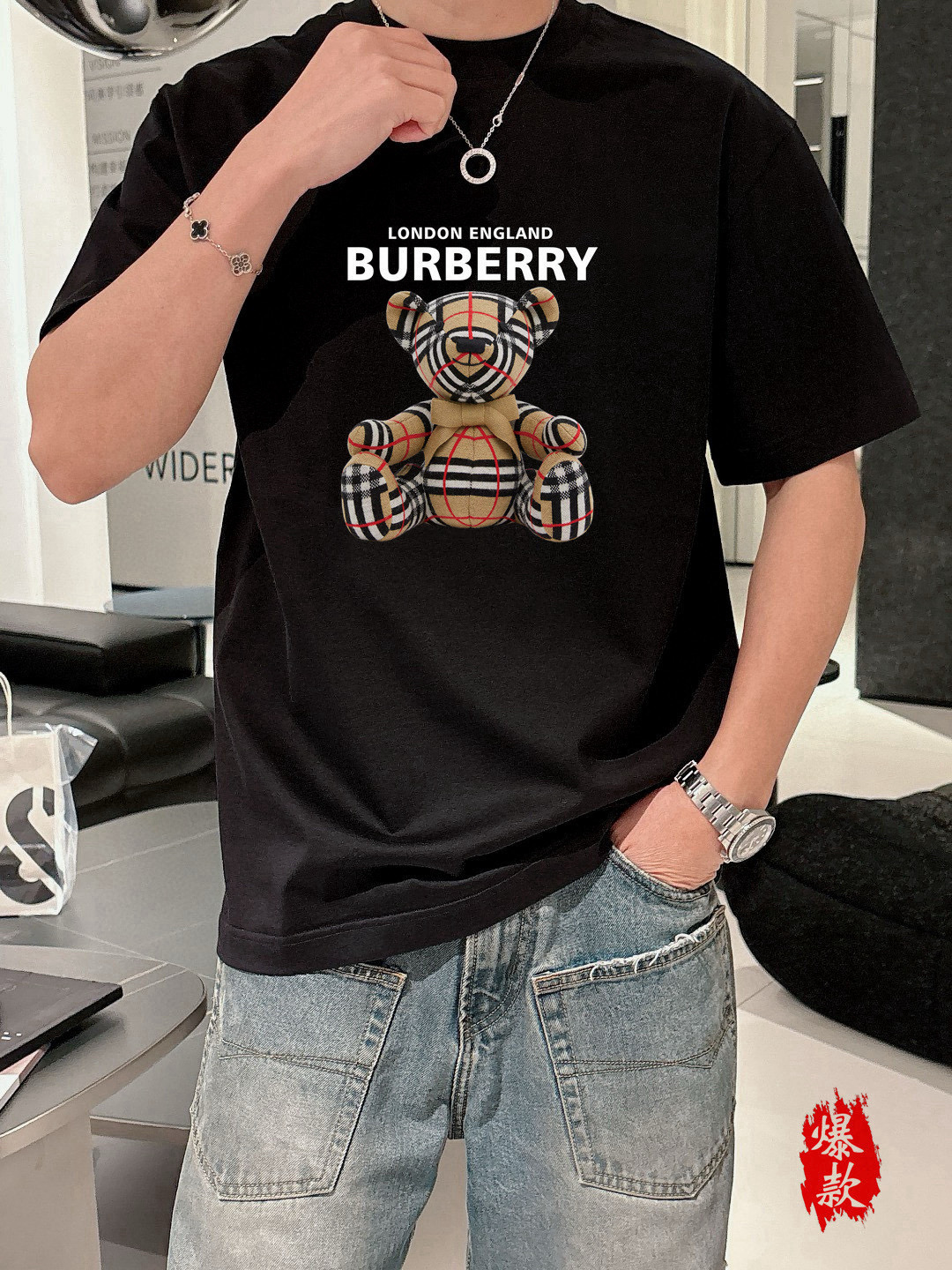  巴宝莉。2025春夏新品时尚圆领短袖👍高级定制百搭款式！更有实用感 任何人都可以轻松驾驭 🔥采用95%
