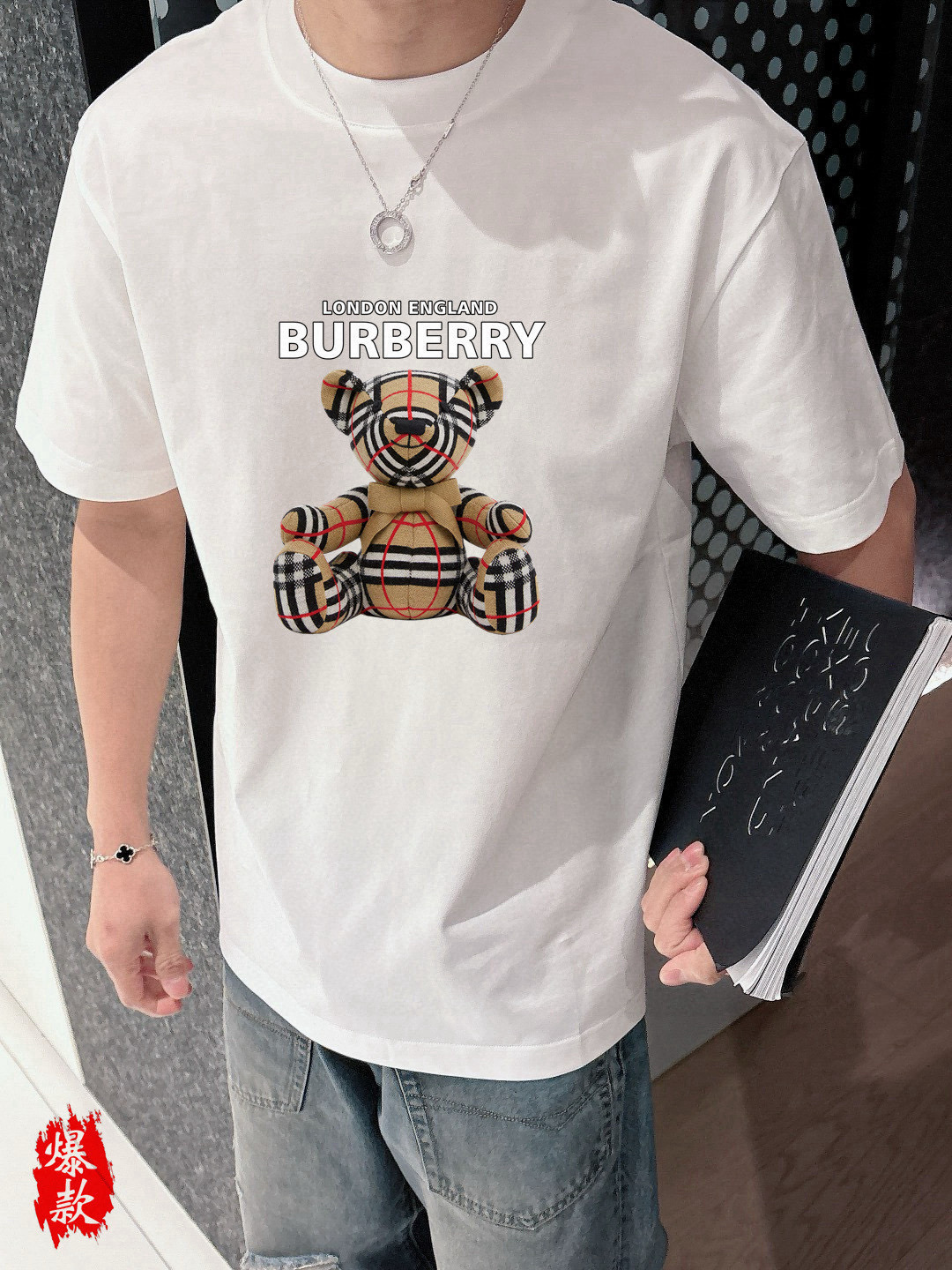  巴宝莉。2025春夏新品时尚圆领短袖👍高级定制百搭款式！更有实用感 任何人都可以轻松驾驭 🔥采用95%