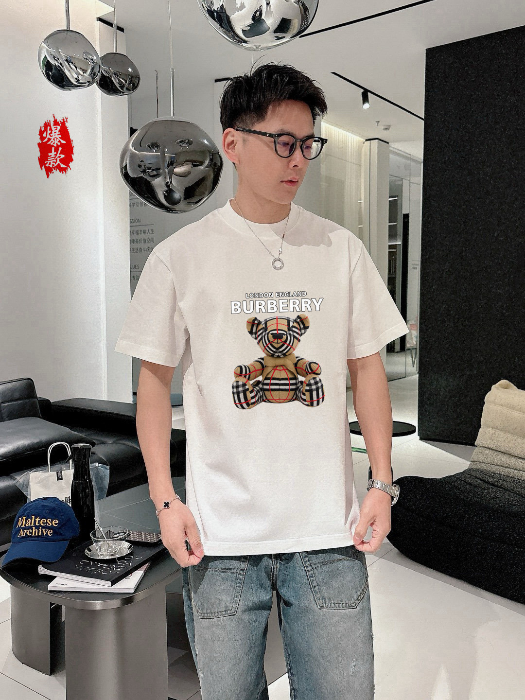  巴宝莉。2025春夏新品时尚圆领短袖👍高级定制百搭款式！更有实用感 任何人都可以轻松驾驭 🔥采用95%