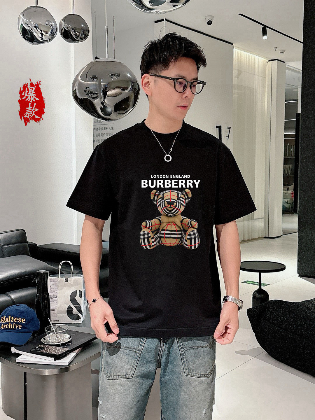  巴宝莉。2025春夏新品时尚圆领短袖👍高级定制百搭款式！更有实用感 任何人都可以轻松驾驭 🔥采用95%