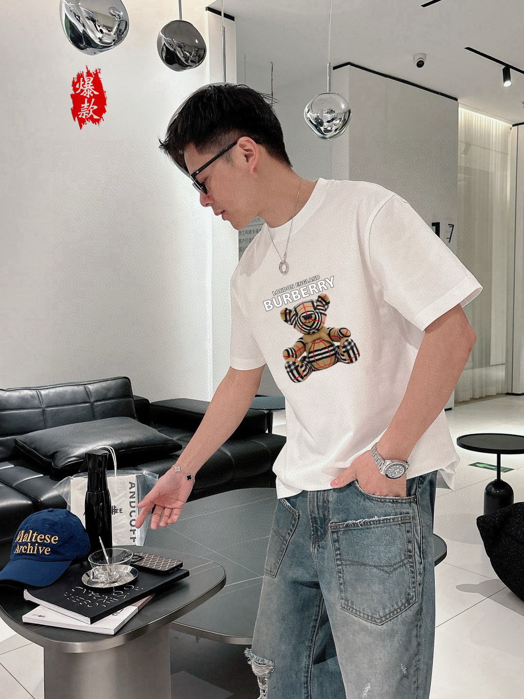  巴宝莉。2025春夏新品时尚圆领短袖👍高级定制百搭款式！更有实用感 任何人都可以轻松驾驭 🔥采用95%