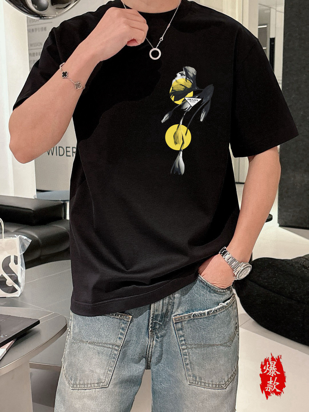  普拉达。2025春夏新品时尚圆领短袖👍高级定制百搭款式！更有实用感 任何人都可以轻松驾驭 🔥采用95%