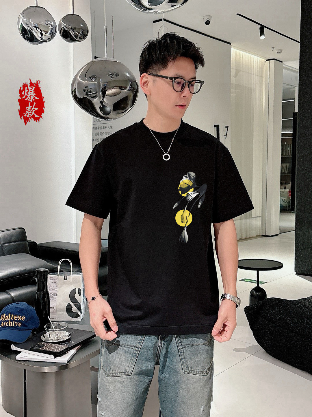  普拉达。2025春夏新品时尚圆领短袖👍高级定制百搭款式！更有实用感 任何人都可以轻松驾驭 🔥采用95%