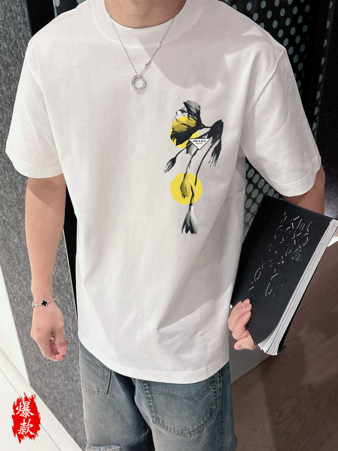  普拉达。2025春夏新品时尚圆领短袖👍高级定制百搭款式！更有实用感 任何人都可以轻松驾驭 🔥采用95%