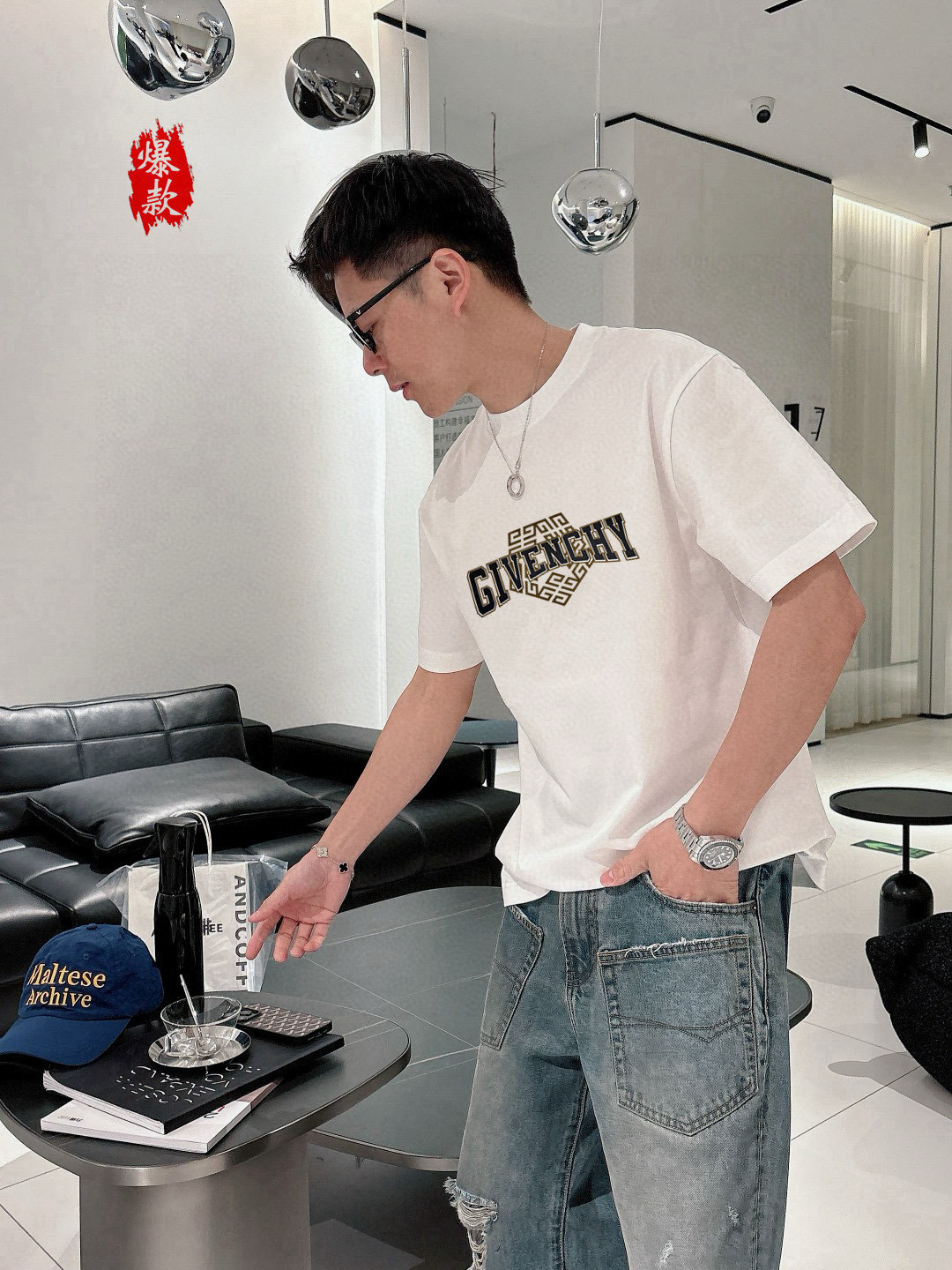  纪梵希。2025春夏新品时尚圆领短袖👍高级定制百搭款式！更有实用感 任何人都可以轻松驾驭 🔥采用95%