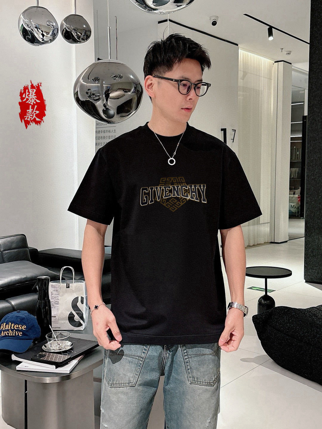  纪梵希。2025春夏新品时尚圆领短袖👍高级定制百搭款式！更有实用感 任何人都可以轻松驾驭 🔥采用95%