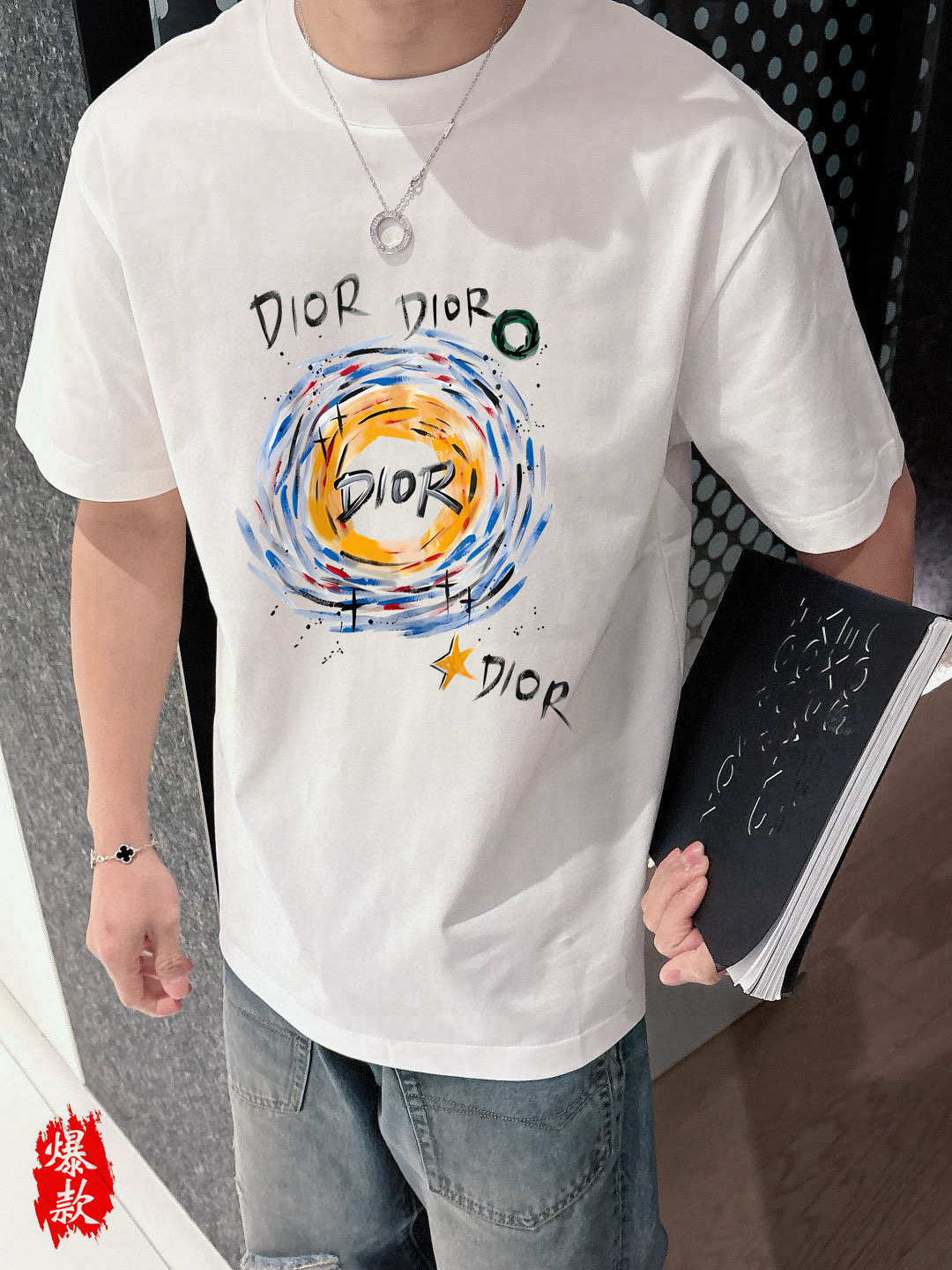  迪奥。2025春夏新品时尚圆领短袖👍高级定制百搭款式！更有实用感 任何人都可以轻松驾驭 🔥采用95%棉