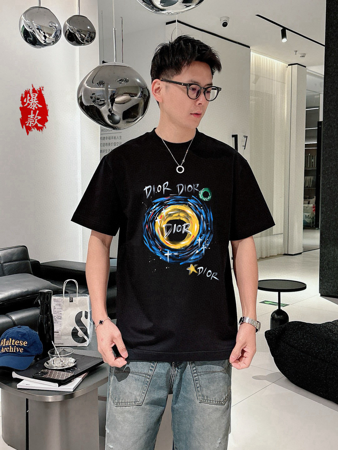  迪奥。2025春夏新品时尚圆领短袖👍高级定制百搭款式！更有实用感 任何人都可以轻松驾驭 🔥采用95%棉