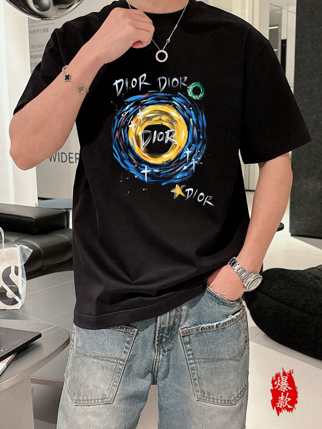  迪奥。2025春夏新品时尚圆领短袖👍高级定制百搭款式！更有实用感 任何人都可以轻松驾驭 🔥采用95%棉