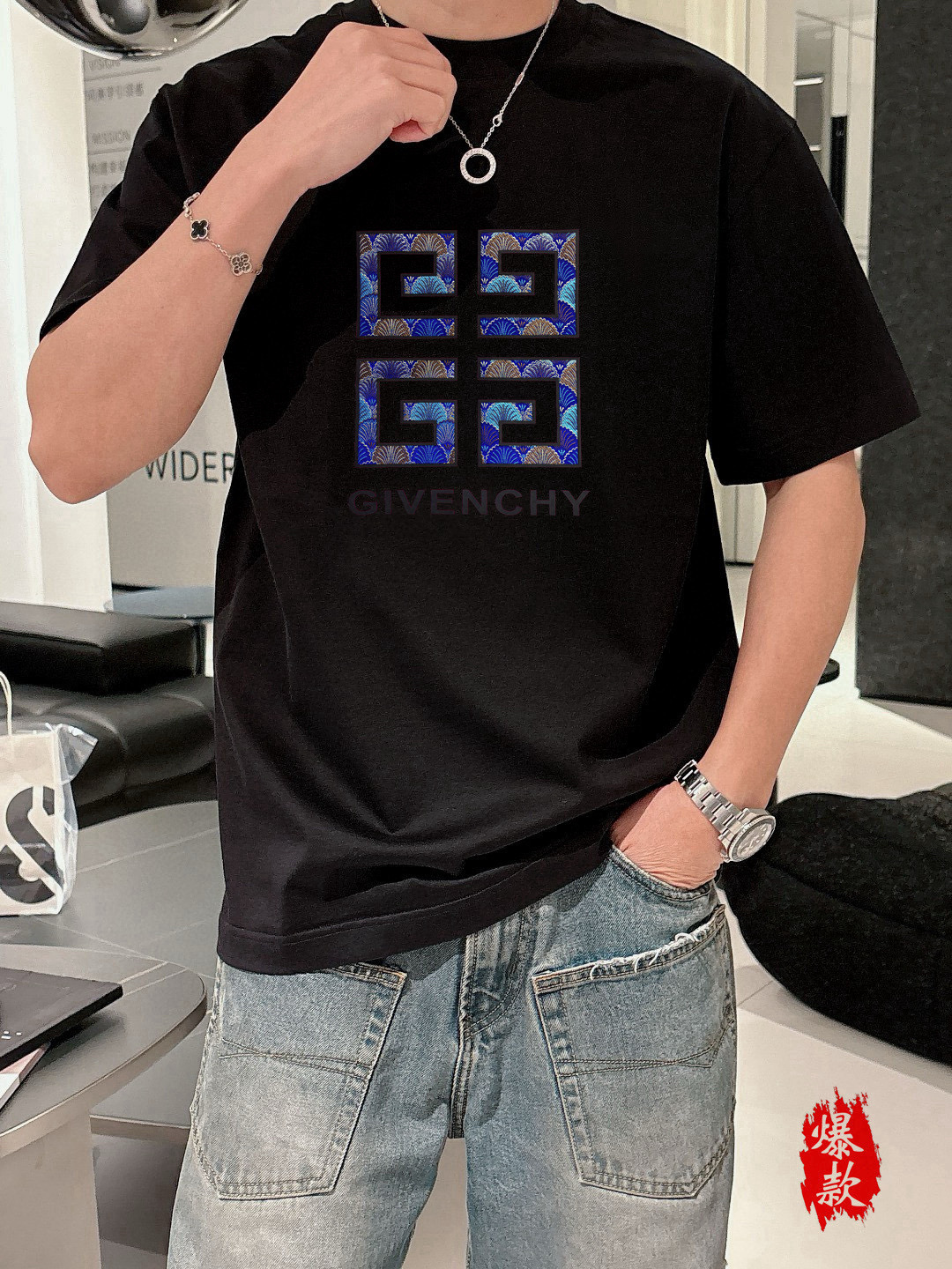  纪梵希。2025春夏新品时尚圆领短袖👍高级定制百搭款式！更有实用感 任何人都可以轻松驾驭 🔥采用95%