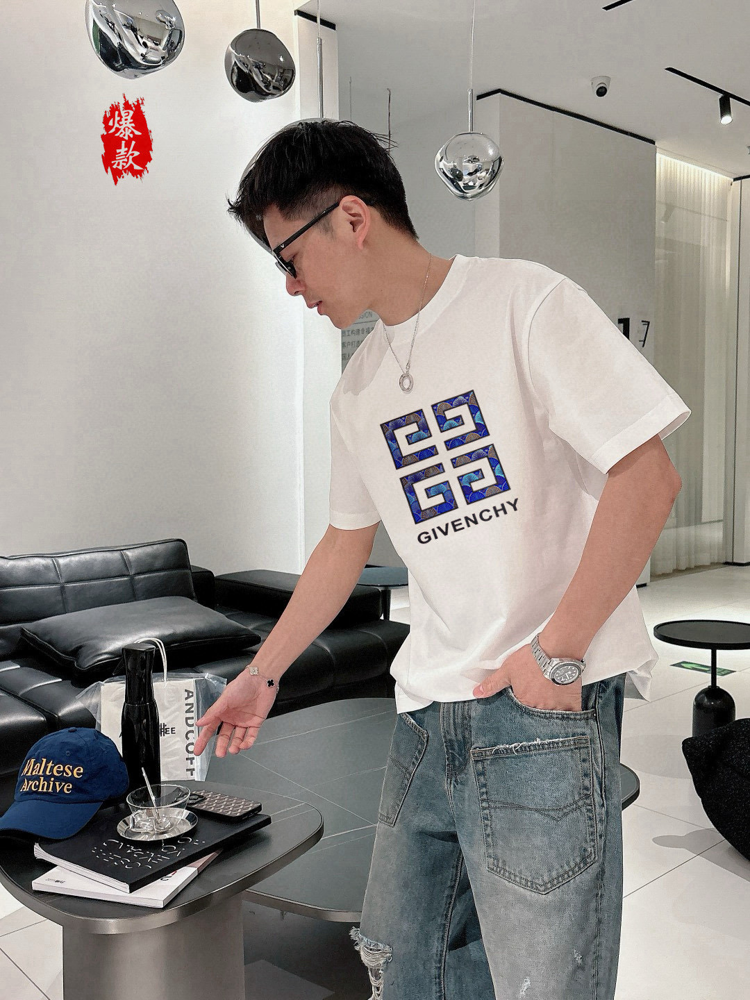  纪梵希。2025春夏新品时尚圆领短袖👍高级定制百搭款式！更有实用感 任何人都可以轻松驾驭 🔥采用95%