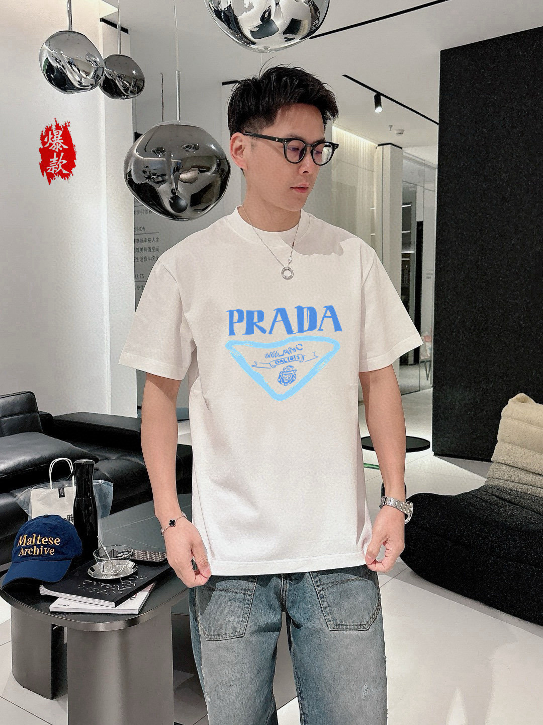  普拉达。2025春夏新品时尚圆领短袖👍高级定制百搭款式！更有实用感 任何人都可以轻松驾驭 🔥采用95%