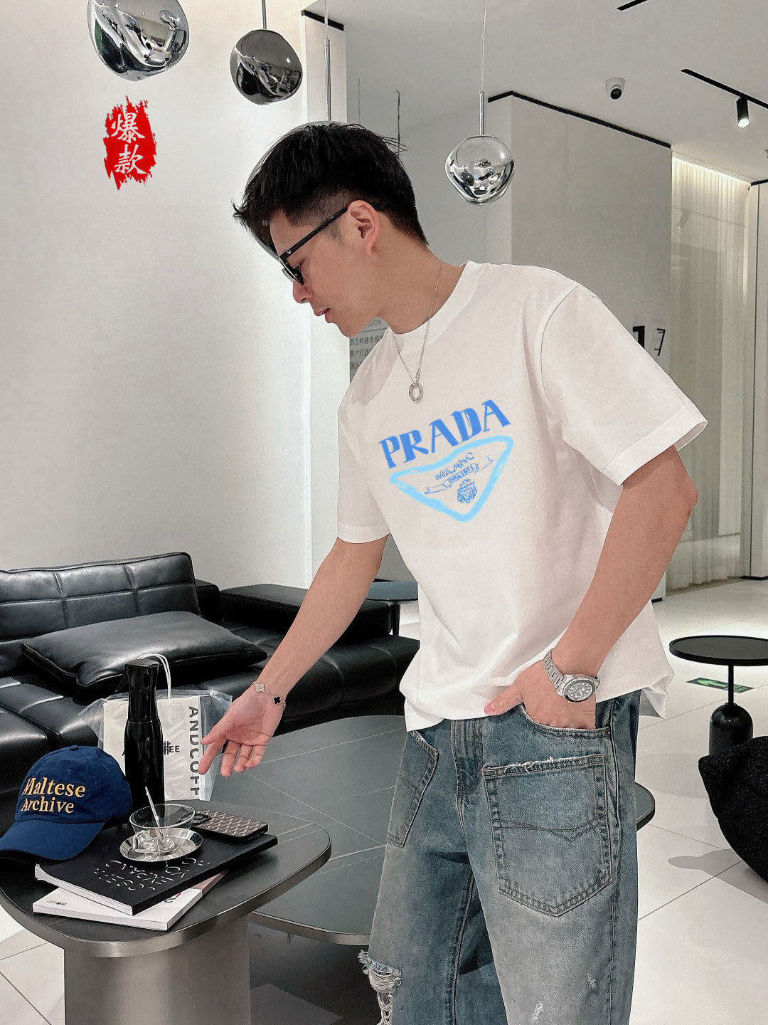  普拉达。2025春夏新品时尚圆领短袖👍高级定制百搭款式！更有实用感 任何人都可以轻松驾驭 🔥采用95%