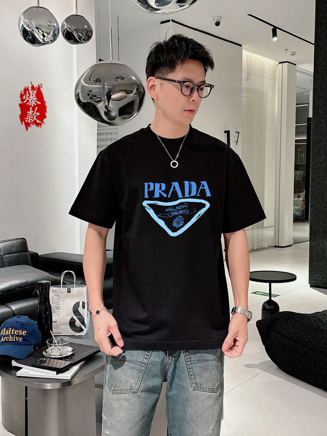  普拉达。2025春夏新品时尚圆领短袖👍高级定制百搭款式！更有实用感 任何人都可以轻松驾驭 🔥采用95%