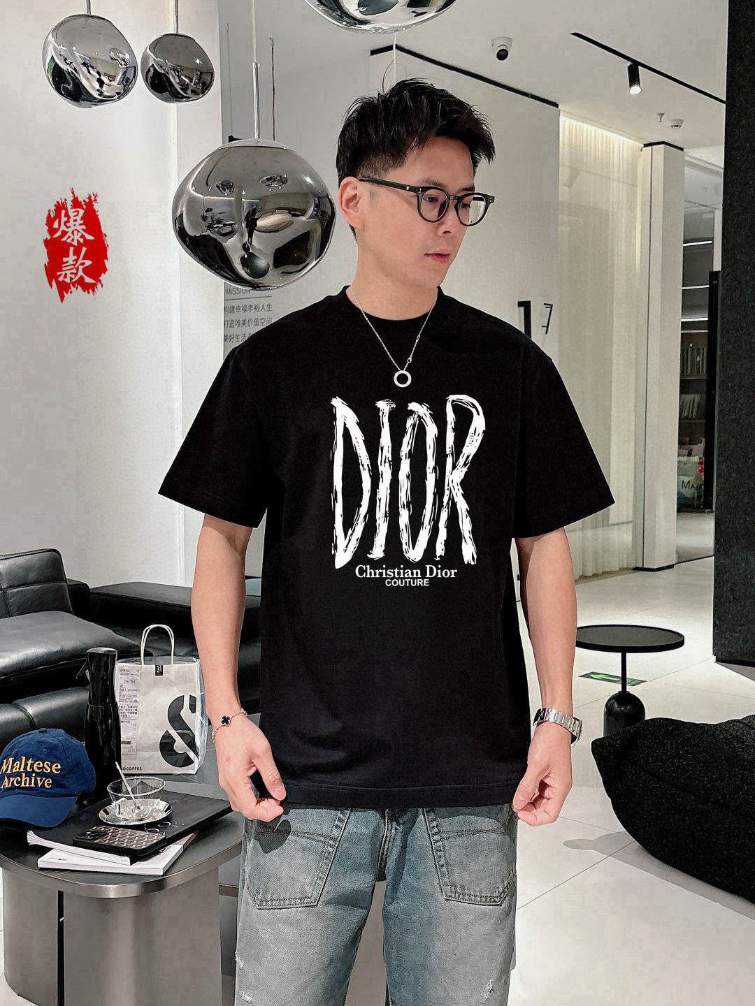  迪奥。2025春夏新品时尚圆领短袖👍高级定制百搭款式！更有实用感 任何人都可以轻松驾驭 🔥采用95%棉