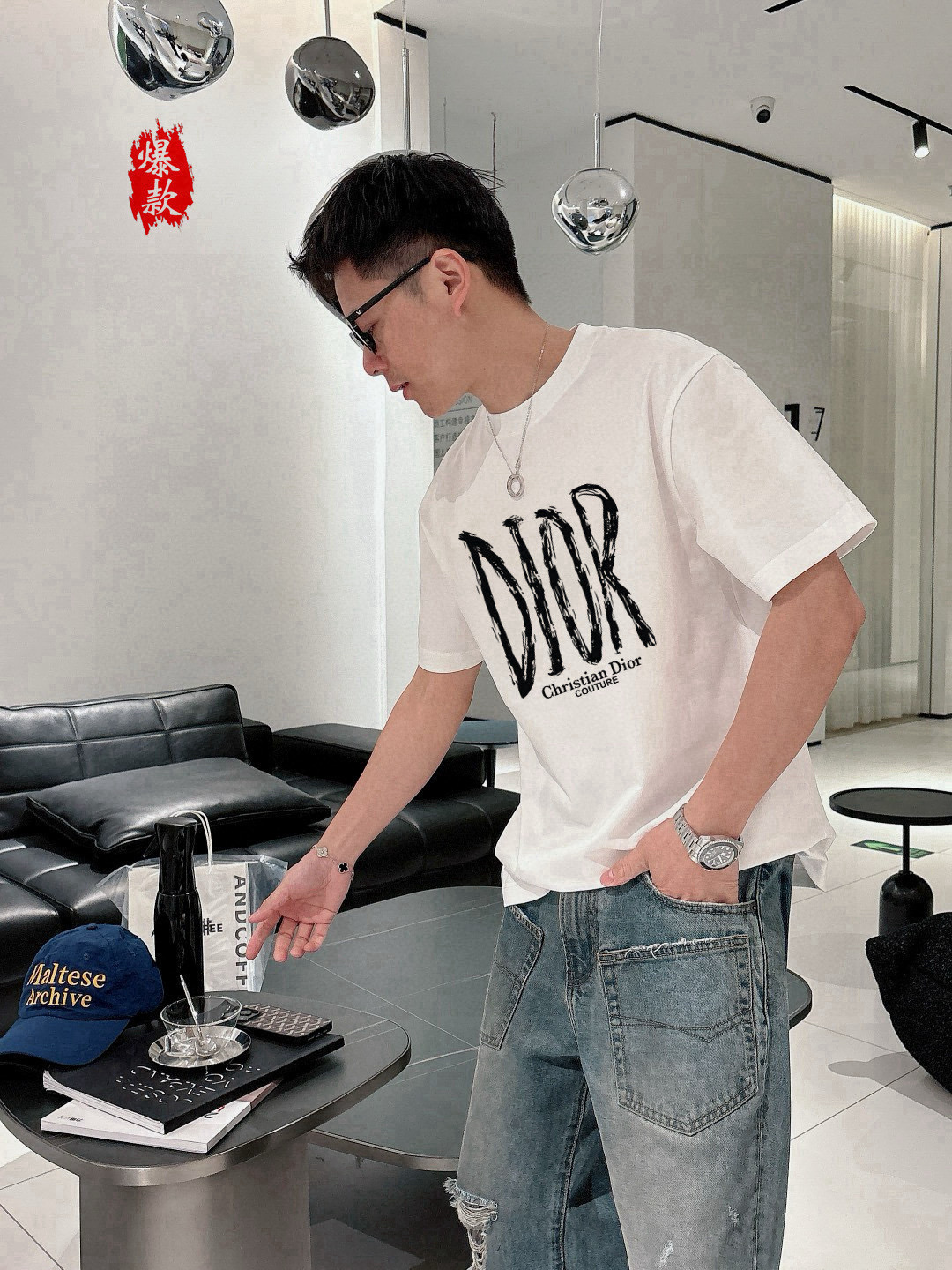  迪奥。2025春夏新品时尚圆领短袖👍高级定制百搭款式！更有实用感 任何人都可以轻松驾驭 🔥采用95%棉