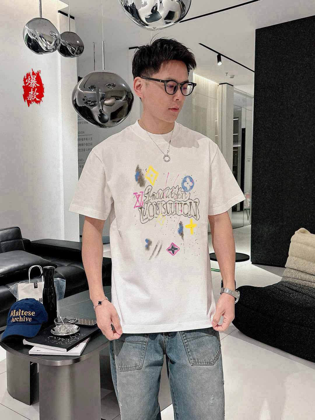  LV驴牌。2025春夏新品时尚圆领短袖👍高级定制百搭款式！更有实用感 任何人都可以轻松驾驭 🔥采用95