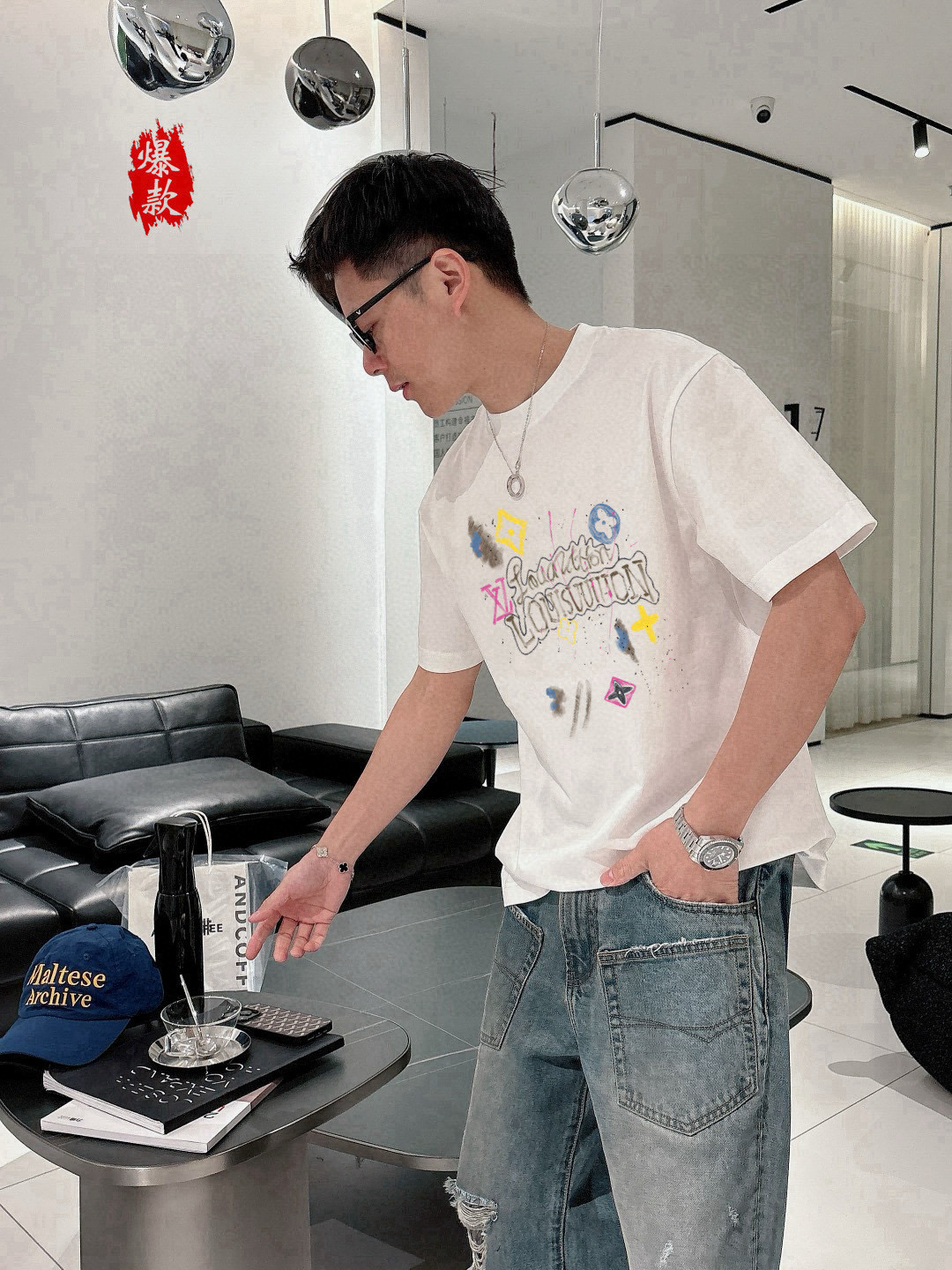  LV驴牌。2025春夏新品时尚圆领短袖👍高级定制百搭款式！更有实用感 任何人都可以轻松驾驭 🔥采用95
