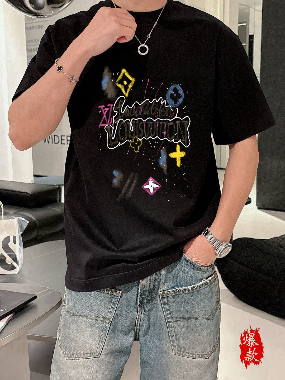  LV驴牌。2025春夏新品时尚圆领短袖👍高级定制百搭款式！更有实用感 任何人都可以轻松驾驭 🔥采用95