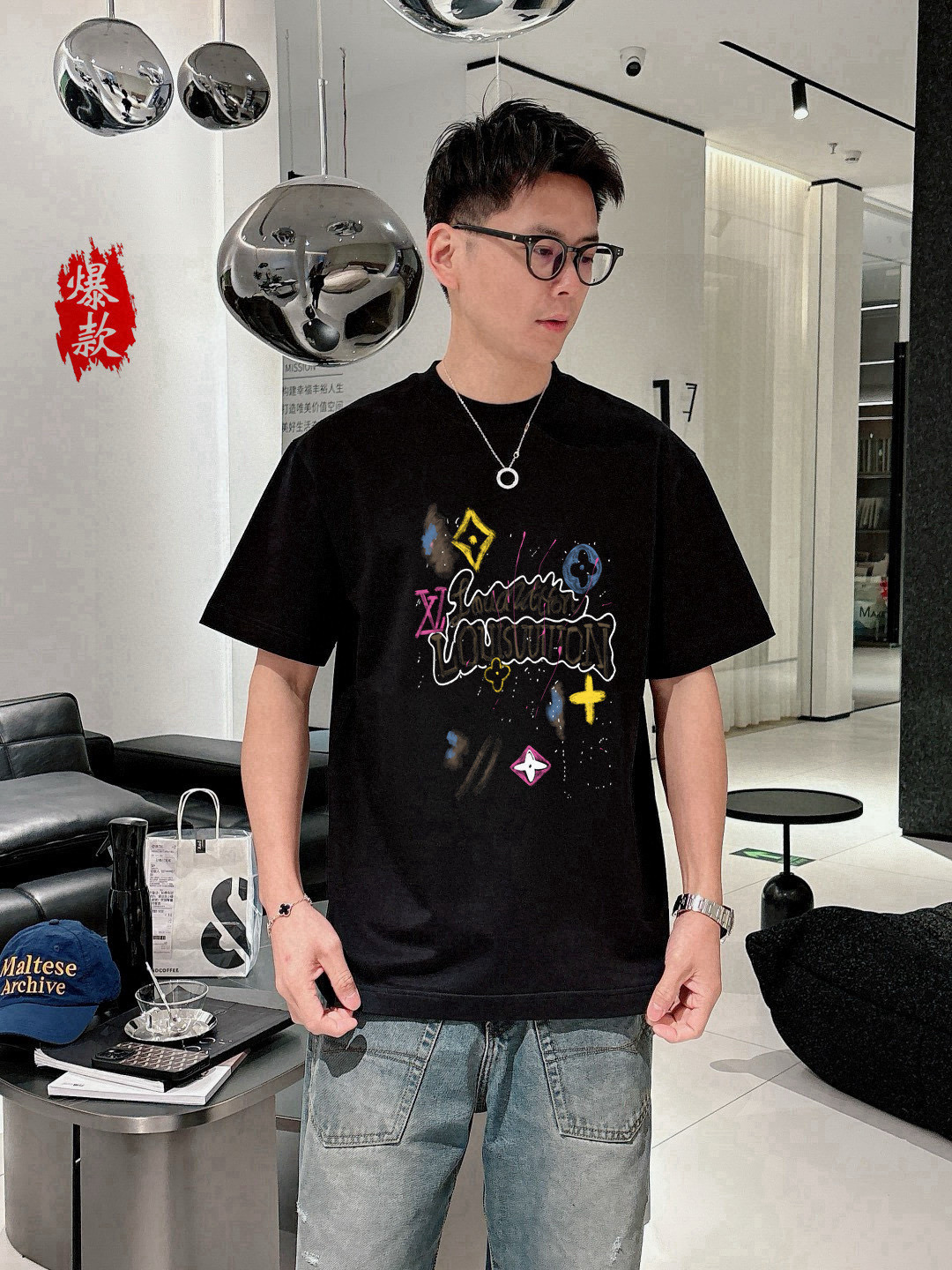  LV驴牌。2025春夏新品时尚圆领短袖👍高级定制百搭款式！更有实用感 任何人都可以轻松驾驭 🔥采用95