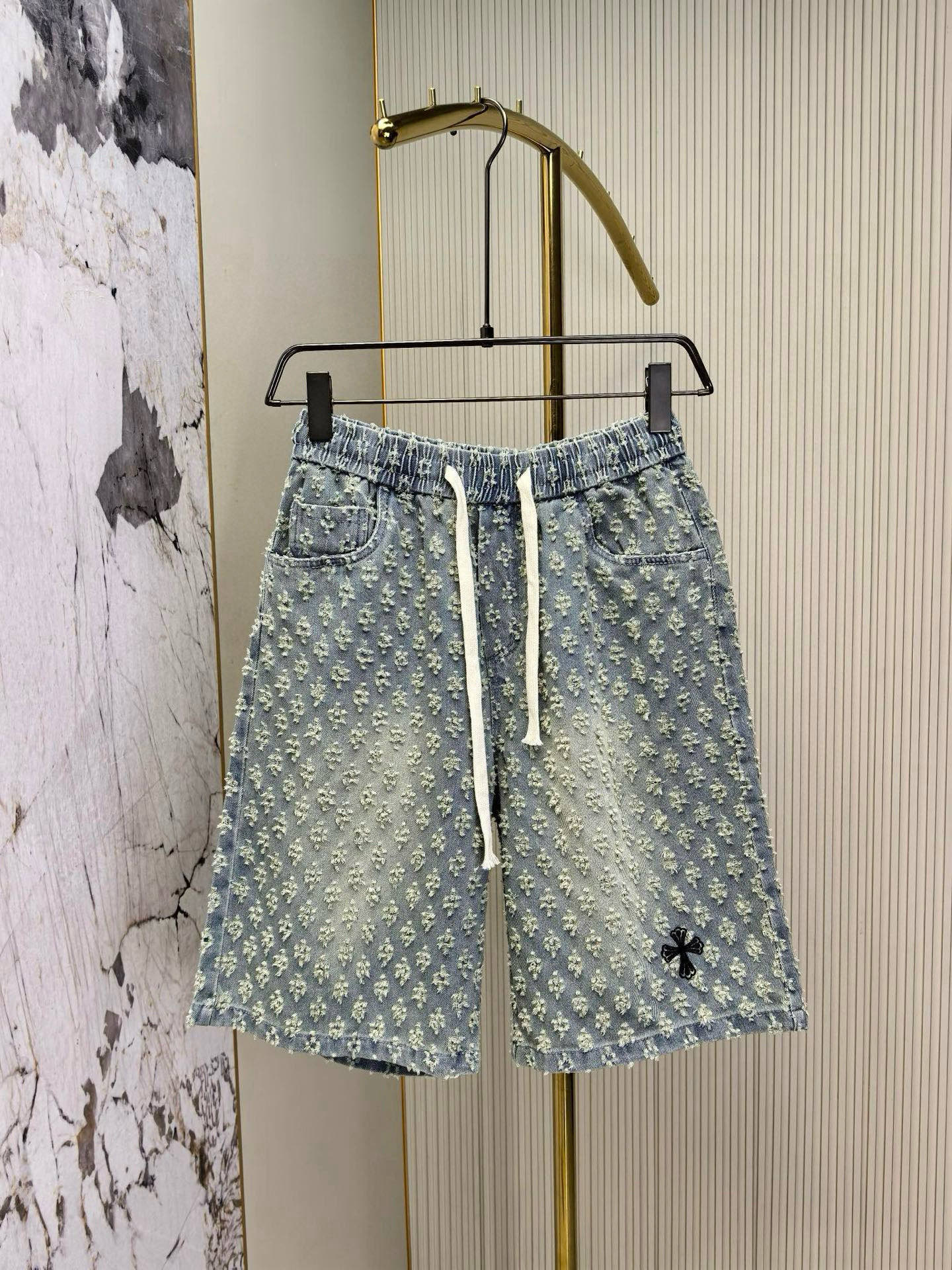 NO:481043,Crowxin, 2025 new product, original denim shorts, original heavy industry creation, brand classic logo design, more perfect embroidery. Original hardware accessories. Customized denim fabric, completely matching, same style for men and women. S-3XL. Please place an order to report height and weight. Thank you., chrome hearts, shorts, alexander wang19860909克罗心,2025新品,原版牛仔短裤 ,原版重工打造,品牌经典LOGO设计,刺绣更完美.原版五金辅料.定制牛仔面料,完全对版,男女同款.码数S-3XL 下单报身高体重谢谢.,,chrome hearts,shorts,alexander wang,Men's clothing