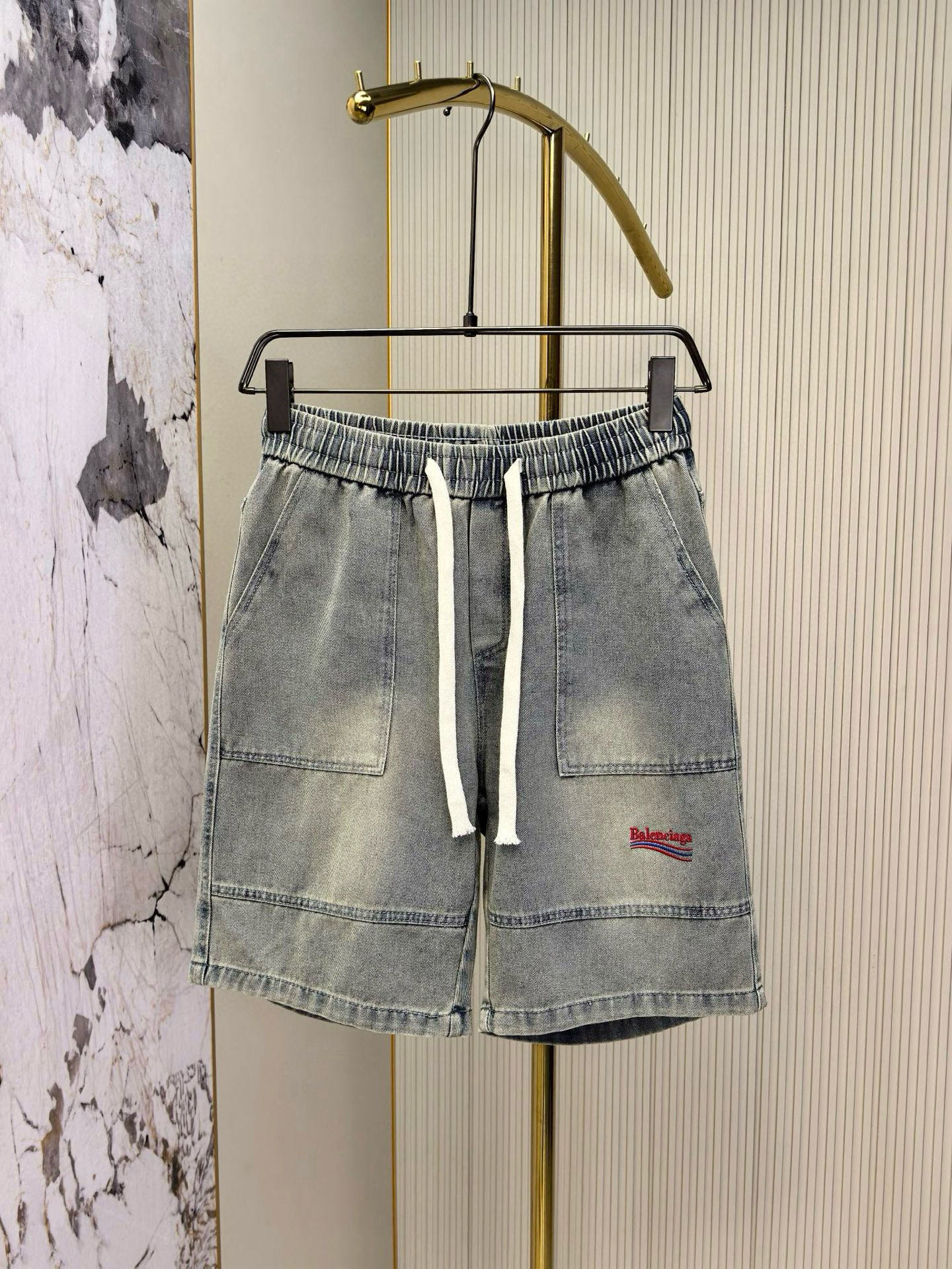 NO:481050,Balenciaga, new products in 2025, original denim shorts, original heavy industry creation, brand classic logo design, more perfect embroidery. Original hardware accessories. Custom denim fabric, completely matching, same style for men and women. S-3XL. Please place an order to report height and weight. Thank you.,,balenciaga, shorts,alexander wang19860909巴黎世家,2025新品,原版牛仔短裤 ,原版重工打造,品牌经典LOGO设计,刺绣更完美.原版五金辅料.定制牛仔面料,完全对版,男女同款.码数S-3XL 下单报身高体重谢谢.,,balenciaga,shorts,alexander wang,Men's clothing