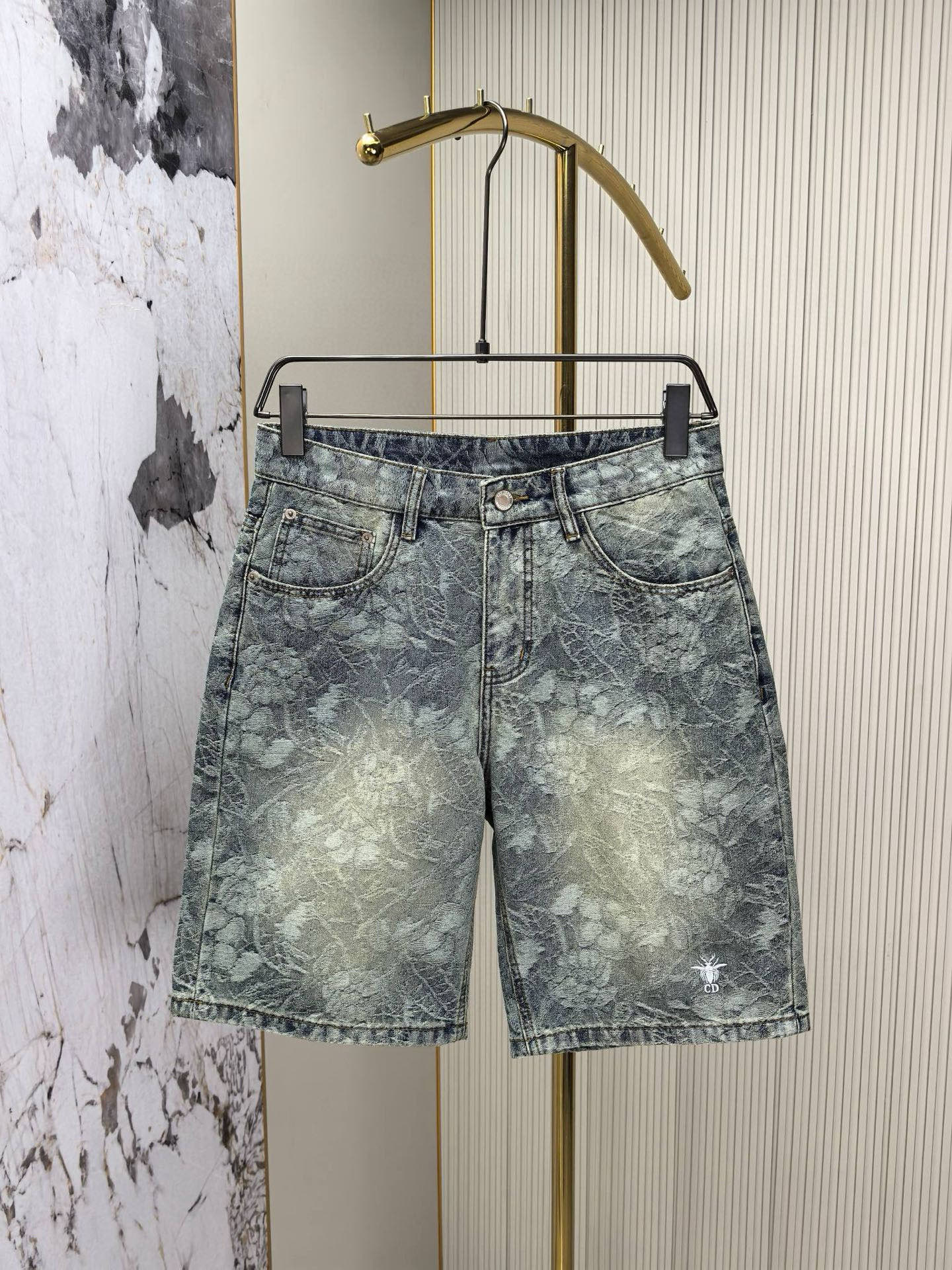 NO:480981,Dior, 2025 new original denim shorts, original heavy industry creation, brand classic LOGO jacquard design, more perfect embroidery. Original hardware accessories. Custom denim fabric, completely matched, same style for men and women. Number of codes 28-40, dior, shorts, alexander wang19860909迪奥,2025新品原版牛仔短裤 ,原版重工打造,品牌经典LOGO提花设计,刺绣更完美.原版五金辅料.定制牛仔面料,完全对版,男女同款.码数28-40,,dior,shorts,alexander wang,Men's clothing