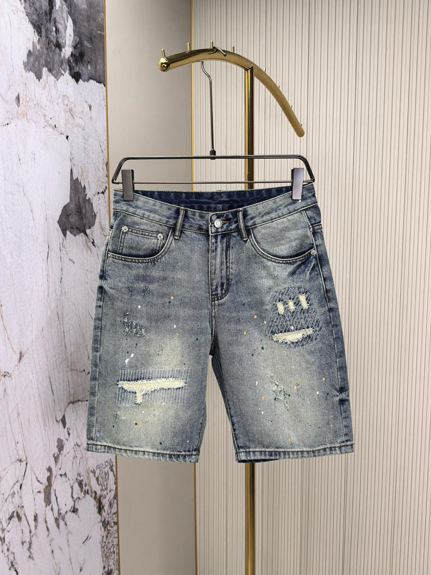 NO:480991,The masked mouth, 2025 new original denim shorts, original heavy industry creation, brand classic LOGO jacquard design, more perfect embroidery. Original hardware accessories. Custom denim fabric, completely matched, same style for men and women. Number of codes 28-40, Moncler, shorts, alexander wang19860909蒙口,2025新品原版牛仔短裤 ,原版重工打造,品牌经典LOGO提花设计,刺绣更完美.原版五金辅料.定制牛仔面料,完全对版,男女同款.码数28-40,,Moncler,shorts,alexander wang,Men's clothing