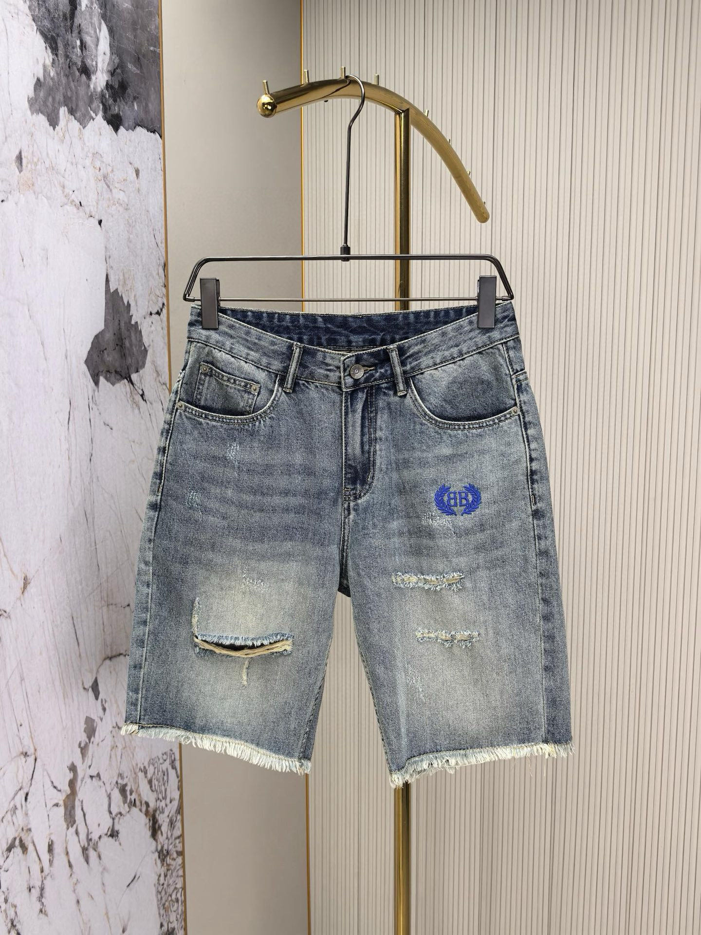 NO:481000,Balenciaga, 2025 new original denim shorts, original heavy industry creation, brand classic LOGO jacquard design, more perfect embroidery. Original hardware accessories. Custom denim fabric, completely matched, same style for men and women. Number of codes 28-40,,balenciaga, shorts,alexander wang19860909巴黎世家,2025新品原版牛仔短裤 ,原版重工打造,品牌经典LOGO提花设计,刺绣更完美.原版五金辅料.定制牛仔面料,完全对版,男女同款.码数28-40,,balenciaga,shorts,alexander wang,Men's clothing